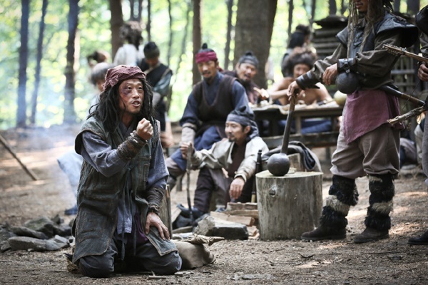 刘海镇饰演因持续10多年晕船而从海盗变成强盗的哲峰。